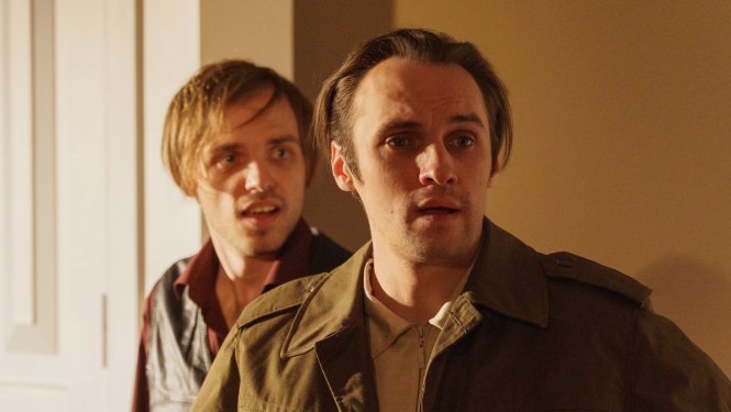 Divi aktieri izspēlē ainu no izrādes