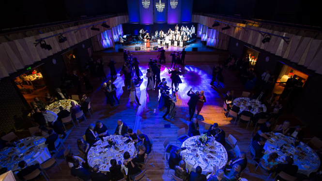 Apmeklētāji pie galdiņiem