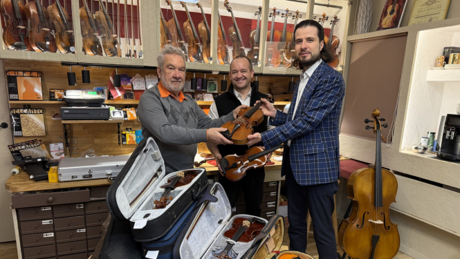 Instrumentu meistaru Jēkabsonu ģimenes pārstāvji un pianists Andrejs Osokins ar 10 ziedotajām bērnu vijolēm