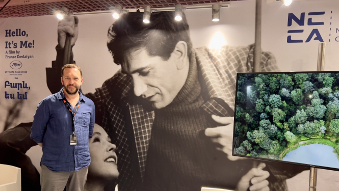 Roberts Vinovskis Armēnijas kino stendā Kannu filmu tirgū Marché du film