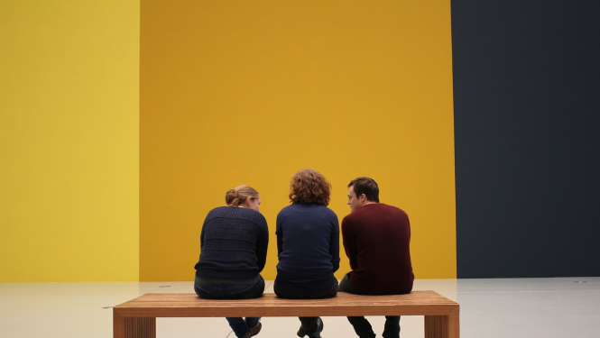 Trīs apmeklētāji izstādē