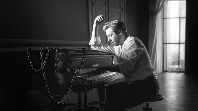 Izrādes “Viss ačgārni...” publicitātes foto, aktieris pie klavierēm