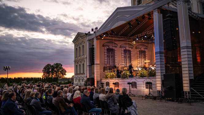 “Senās mūzikas festivālu” Rundāles pils dārzā