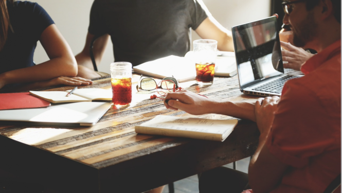 Cilvēku grupa tikšanās laikā