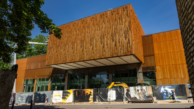 Valmieras drāmas teātra galvenā fasāde pārbūves darbu noslēguma fāzē, foto: VNĪ