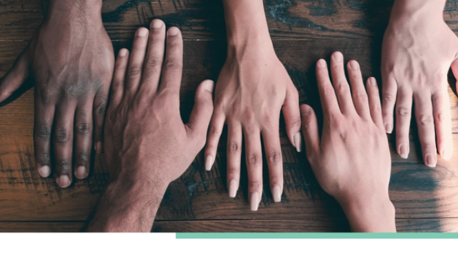 Piecas plaukstas uz galda