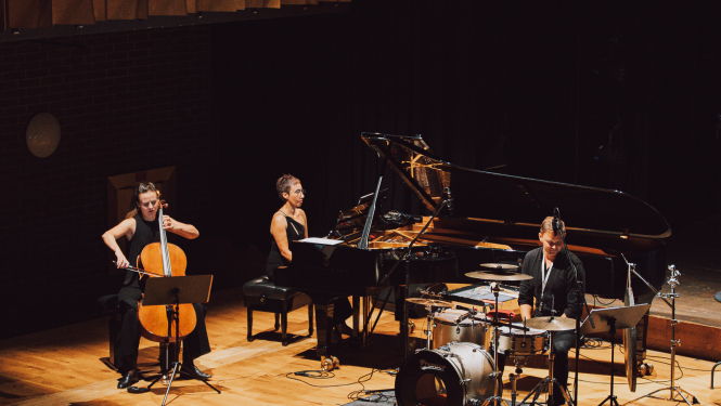 Trīs mūziķi uz skatuves