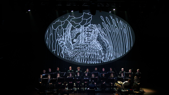 Aktieri un hologramma uz skatuves