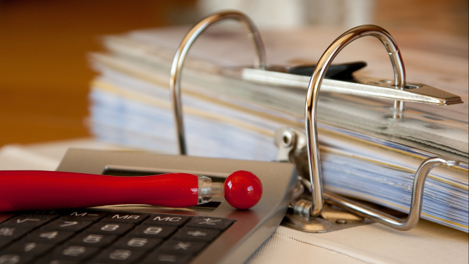 Kalkulators un dokumenti uz galda