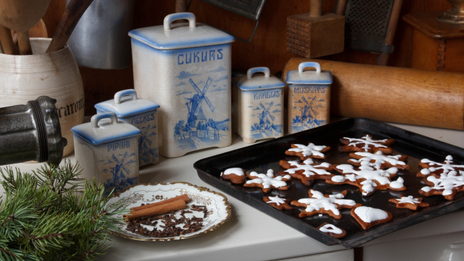 Virtuves galds ar piparkūkām un garšvielām