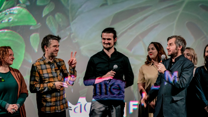 Producents Dominiks Jarmakovičs (centrā) Jāka Kilmi spēlfilmas "Ziemassvētki džungļos" Latvijas pirmizrādē