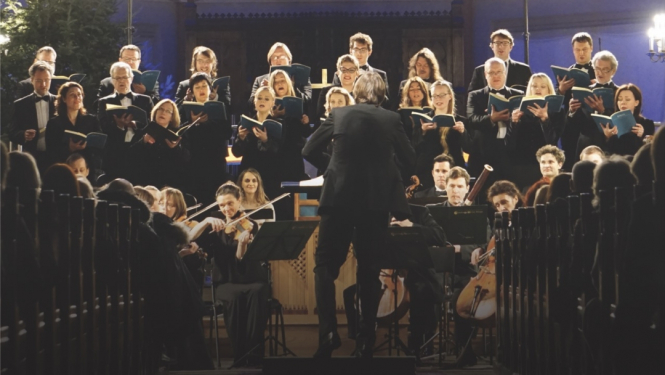 Mūziķi spēlē Ziemassvētkos