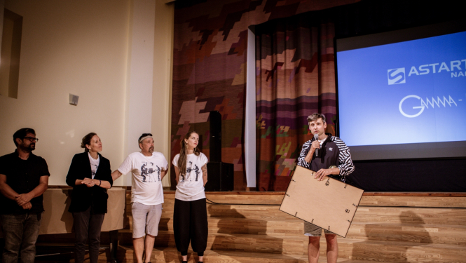 Četri žūrijas locekļi un viens balvas saņēmējs