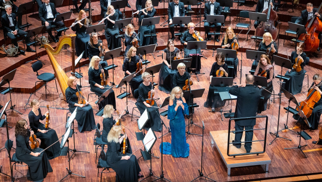 Liepājas Simfoniskais orķestris un soprāns Vida Miknevičute, foto: Jānis Vecbrālis