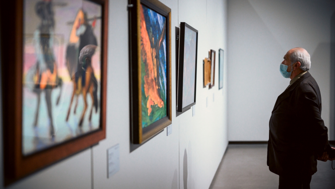 Apmeklētāji izstādē “Nepieradinātās dvēseles. Simbolisms Baltijas valstu mākslā” pilotprojekta īstenošanas laikā Latvijas Nacionālajā mākslas muzejā. 2021. Foto: Otto Strazds