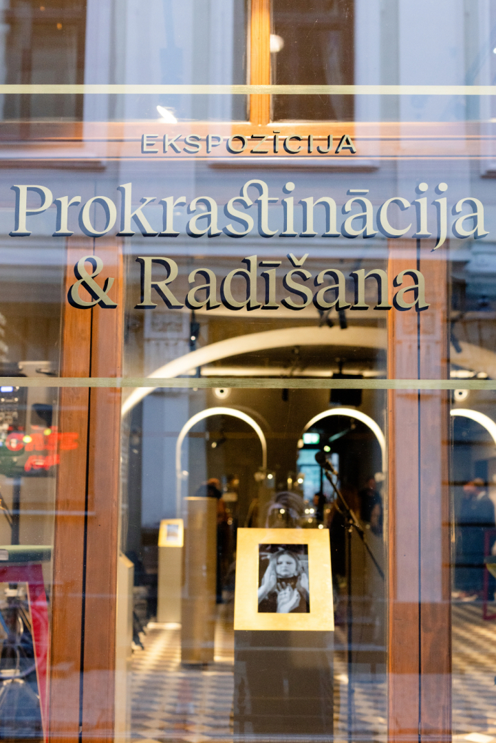 Ieeja muzejā; uzraksts Ekspozīcija Prokrastinācija & radīšana