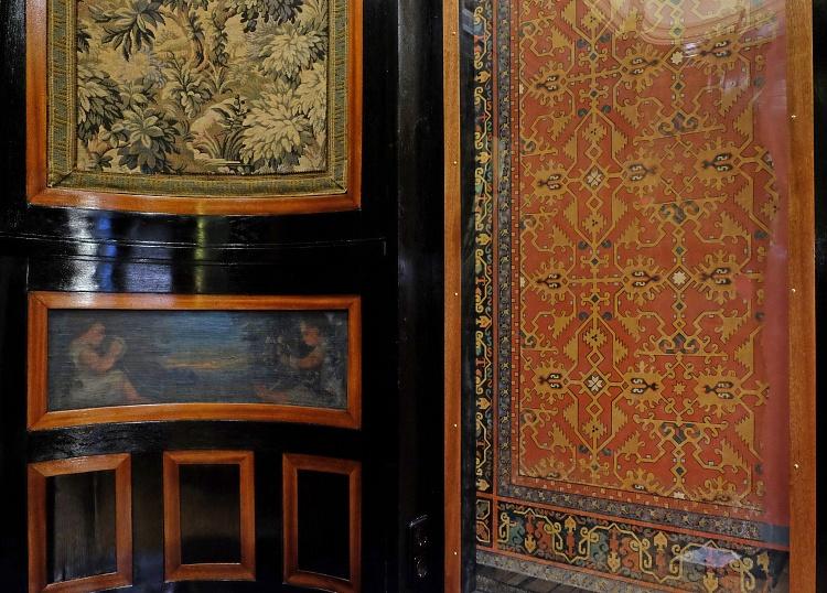 Restaurācijas procesā ēkas kamīna zālē atsegts Fridriha Alfrēda Liekneja (Fridrich Alfred Leekney) dekoratīvais sienas krāsojums. Foto: Andris Tone