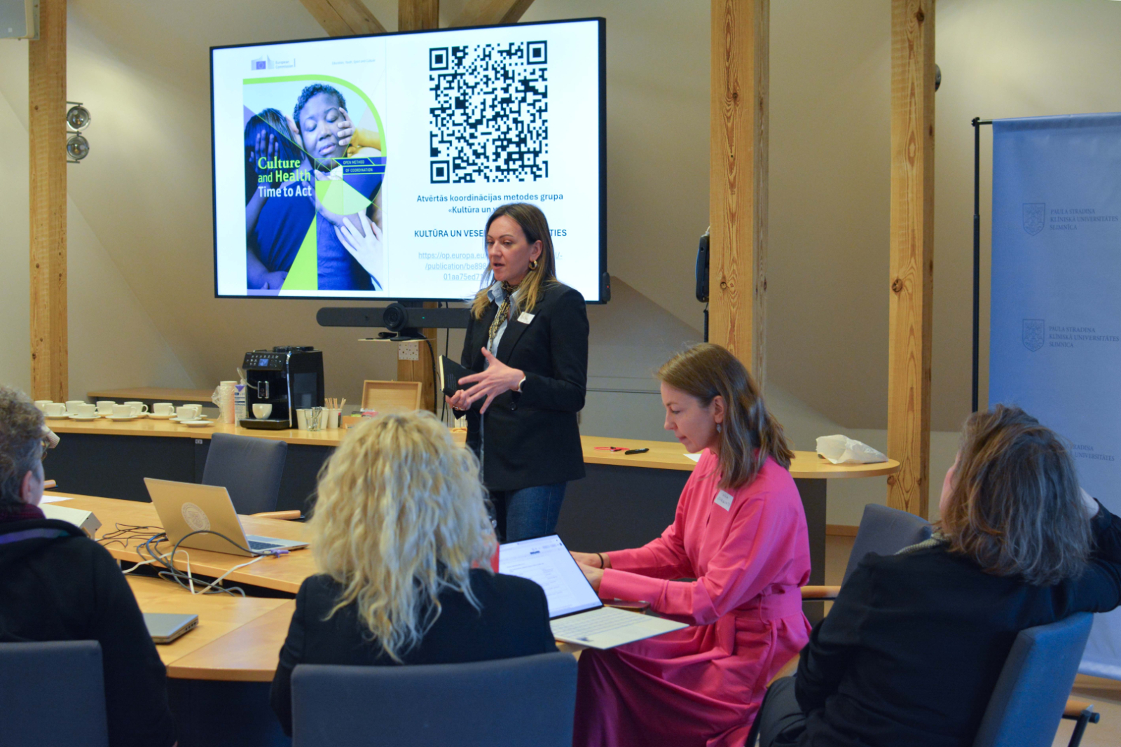 Semināra norise, Martas Krivades vadībā dalībnieki pārrunā scenārijus