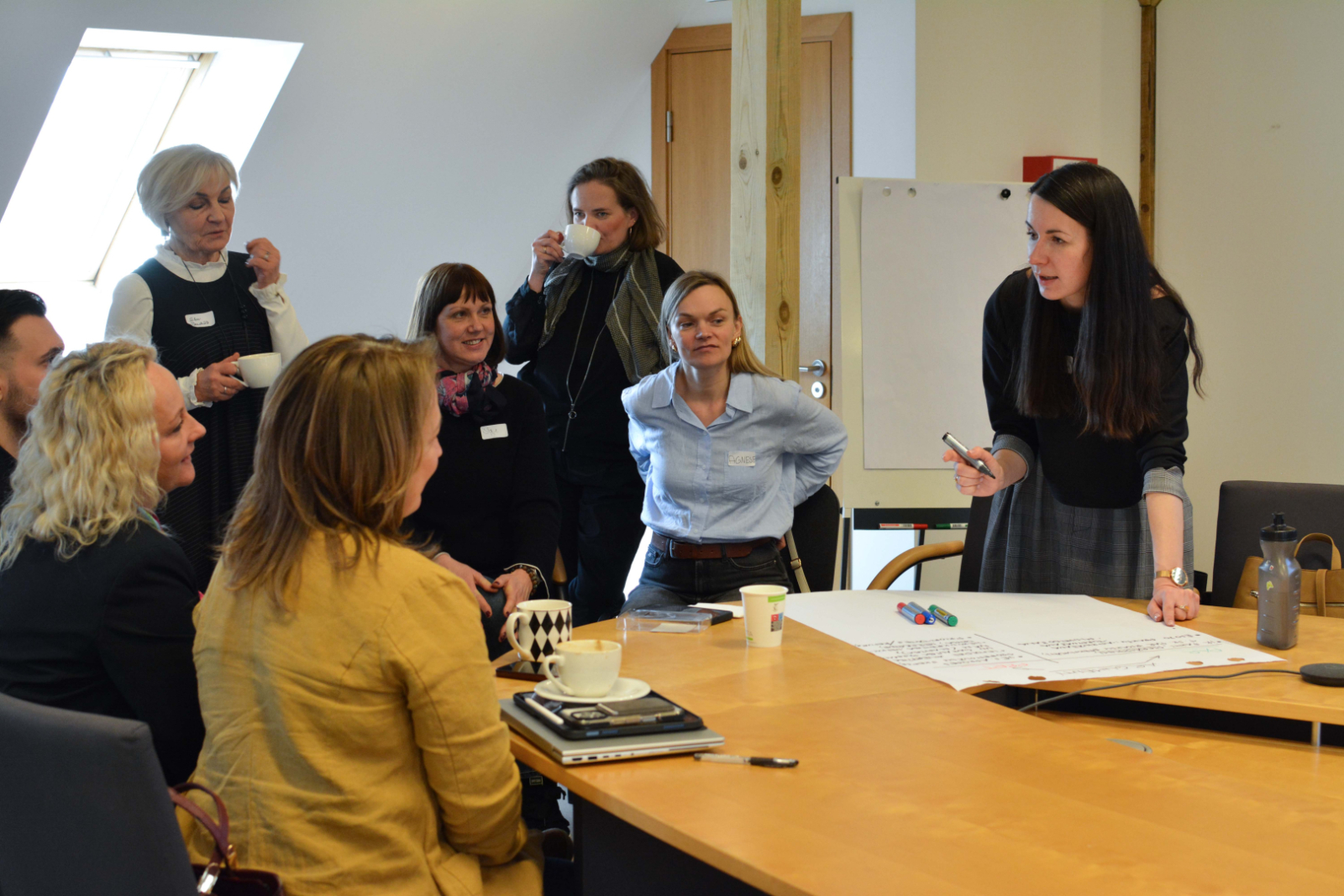 Semināra norise, dalībnieki pie galda diskutē