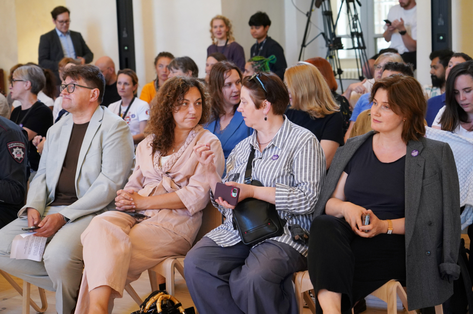 Apmeklētāji un lektori starptautisko mācību kultūras mantojuma saglabāšanā un aizsardzībā atklāšanas pasākumā Latvijas Nacionālajā vēstures muzejā