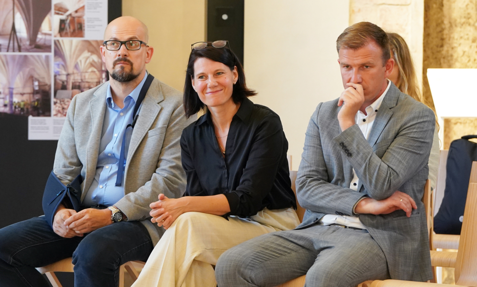 Apmeklētāji un lektori starptautisko mācību kultūras mantojuma saglabāšanā un aizsardzībā atklāšanas pasākumā Latvijas Nacionālajā vēstures muzejā