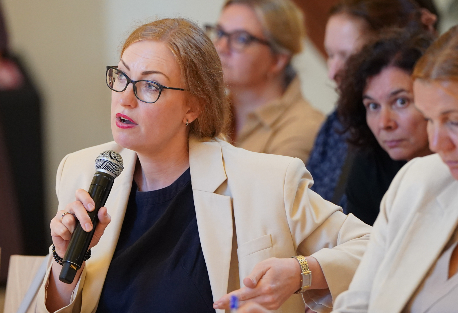 Apmeklētāji un lektori starptautisko mācību kultūras mantojuma saglabāšanā un aizsardzībā atklāšanas pasākumā Latvijas Nacionālajā vēstures muzejā