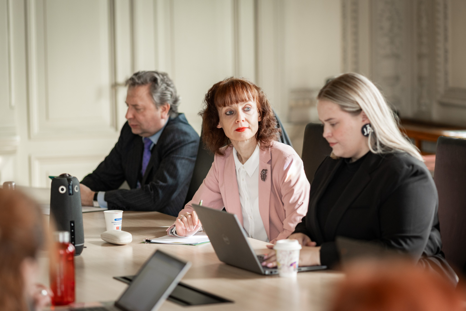 Pilsoniskās sabiedrības attīstības stratēģijas darba grupas sēdes norise un dalībnieki KM Lielajā zālē