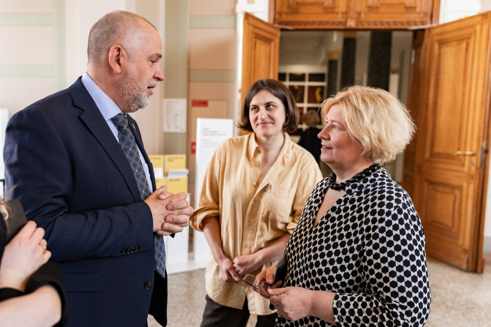 Latvijas Mākslas gada balvas mediju pasākuma norise un apmeklētāji LNMM vestibilā