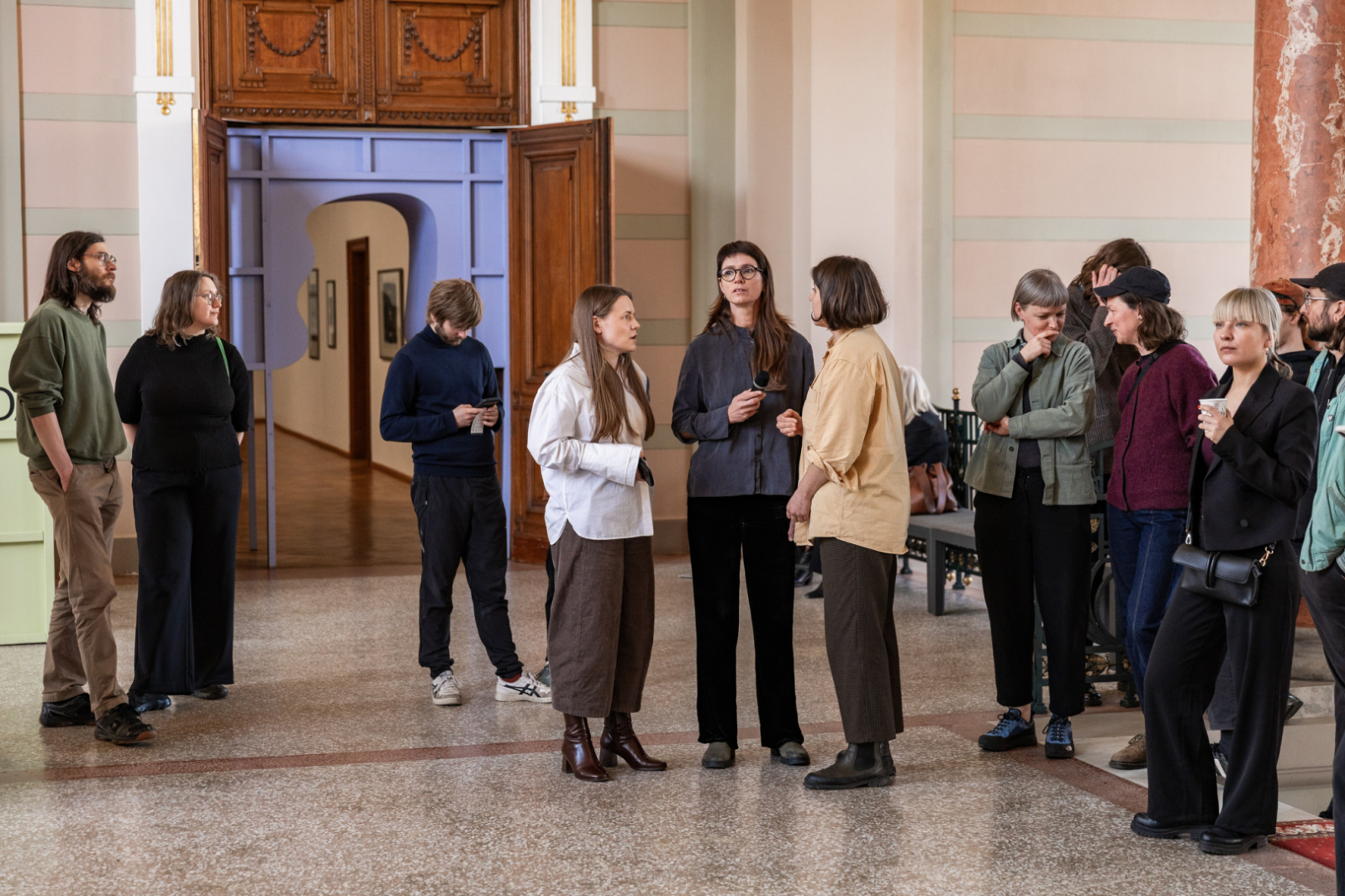 Latvijas Mākslas gada balvas mediju pasākuma norise un apmeklētāji LNMM vestibilā