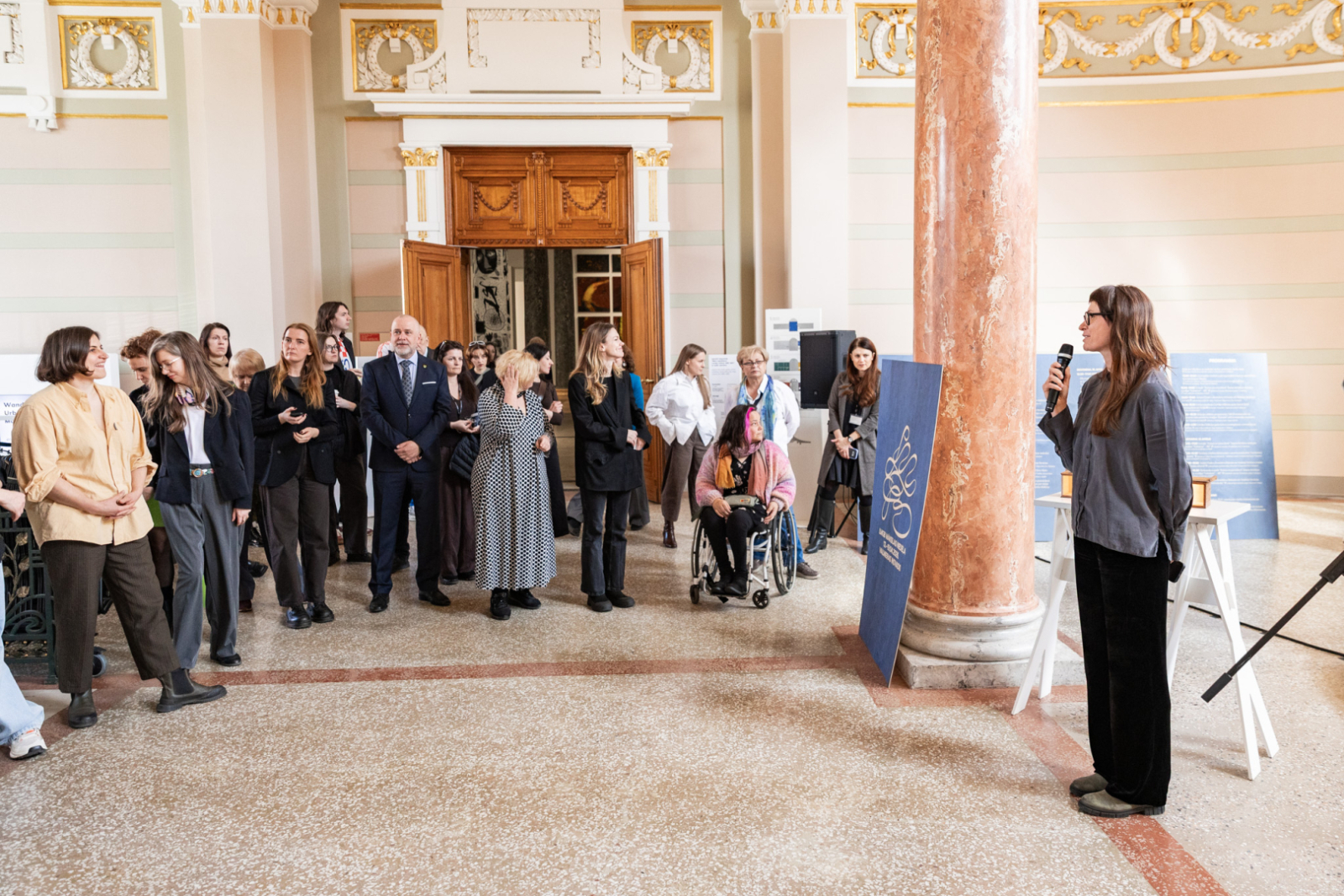 Latvijas Mākslas gada balvas mediju pasākuma norise un apmeklētāji LNMM vestibilā