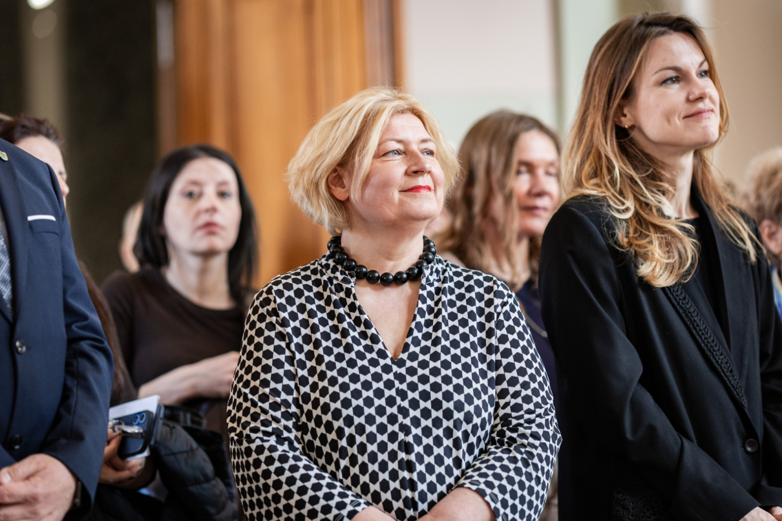 Latvijas Mākslas gada balvas mediju pasākuma norise un apmeklētāji LNMM vestibilā