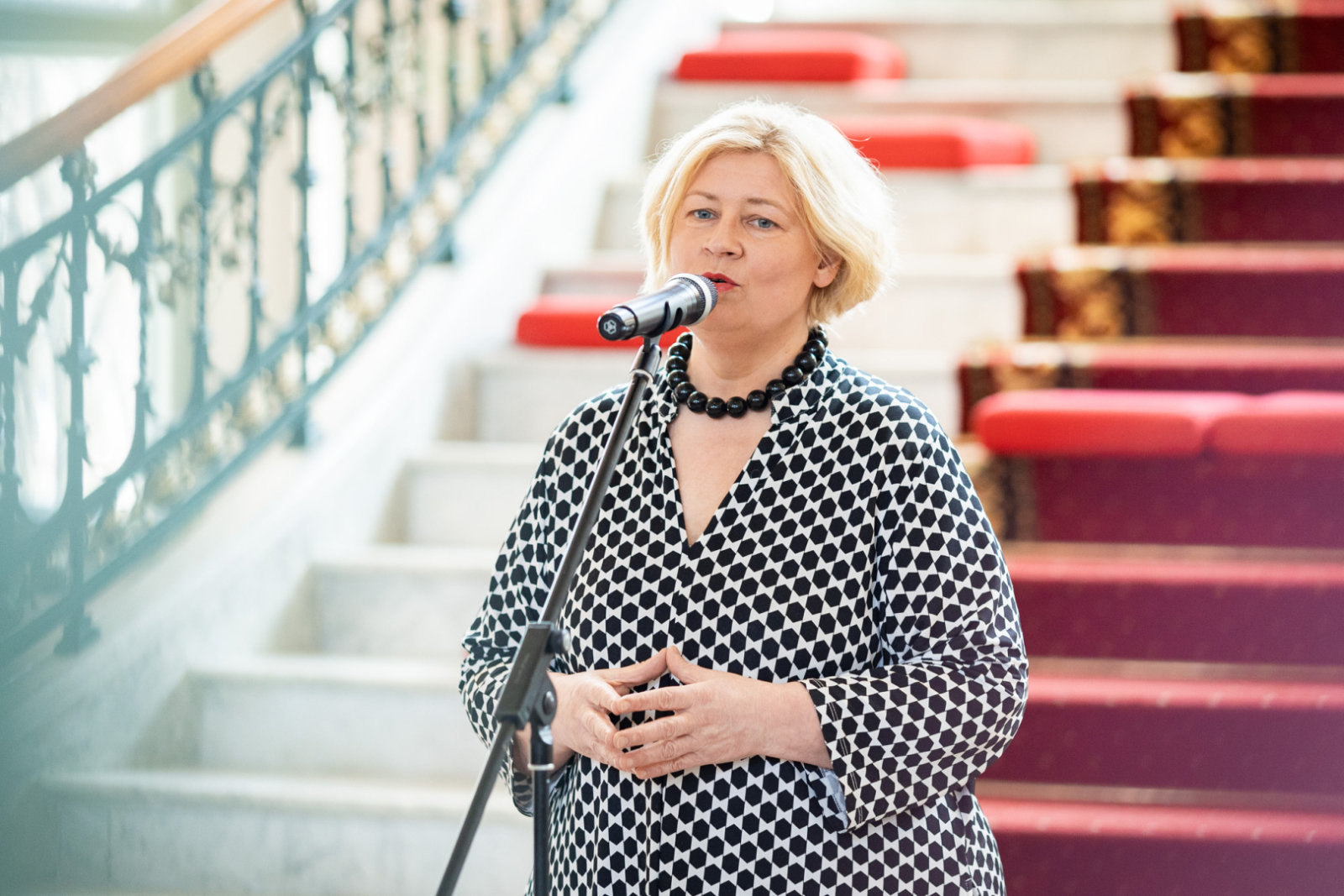 Latvijas Mākslas gada balvas mediju pasākuma norise un apmeklētāji LNMM vestibilā