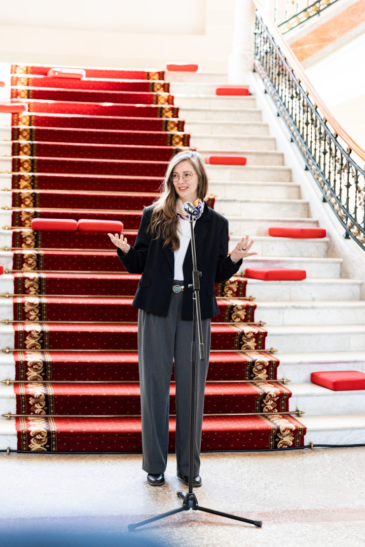 Latvijas Mākslas gada balvas mediju pasākuma norise un apmeklētāji LNMM vestibilā