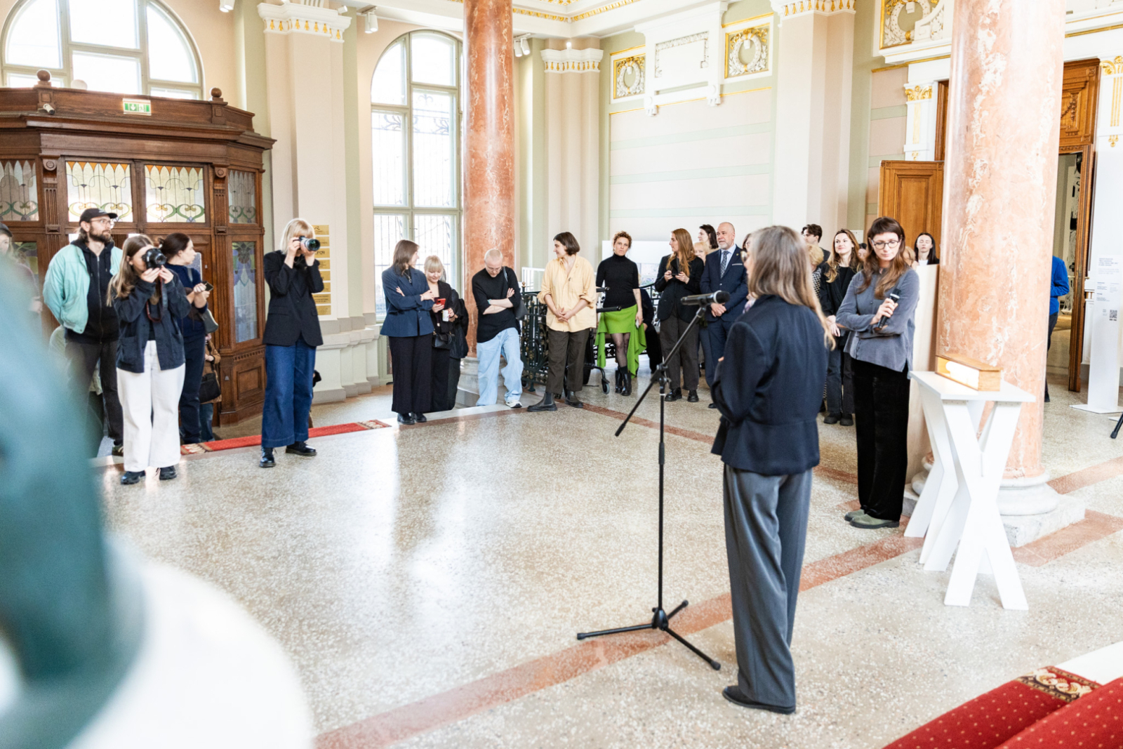 Latvijas Mākslas gada balvas mediju pasākuma norise un apmeklētāji LNMM vestibilā