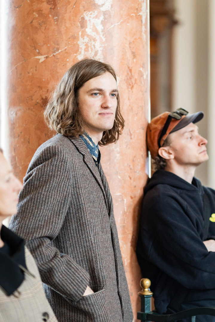 Latvijas Mākslas gada balvas mediju pasākuma norise un apmeklētāji LNMM vestibilā