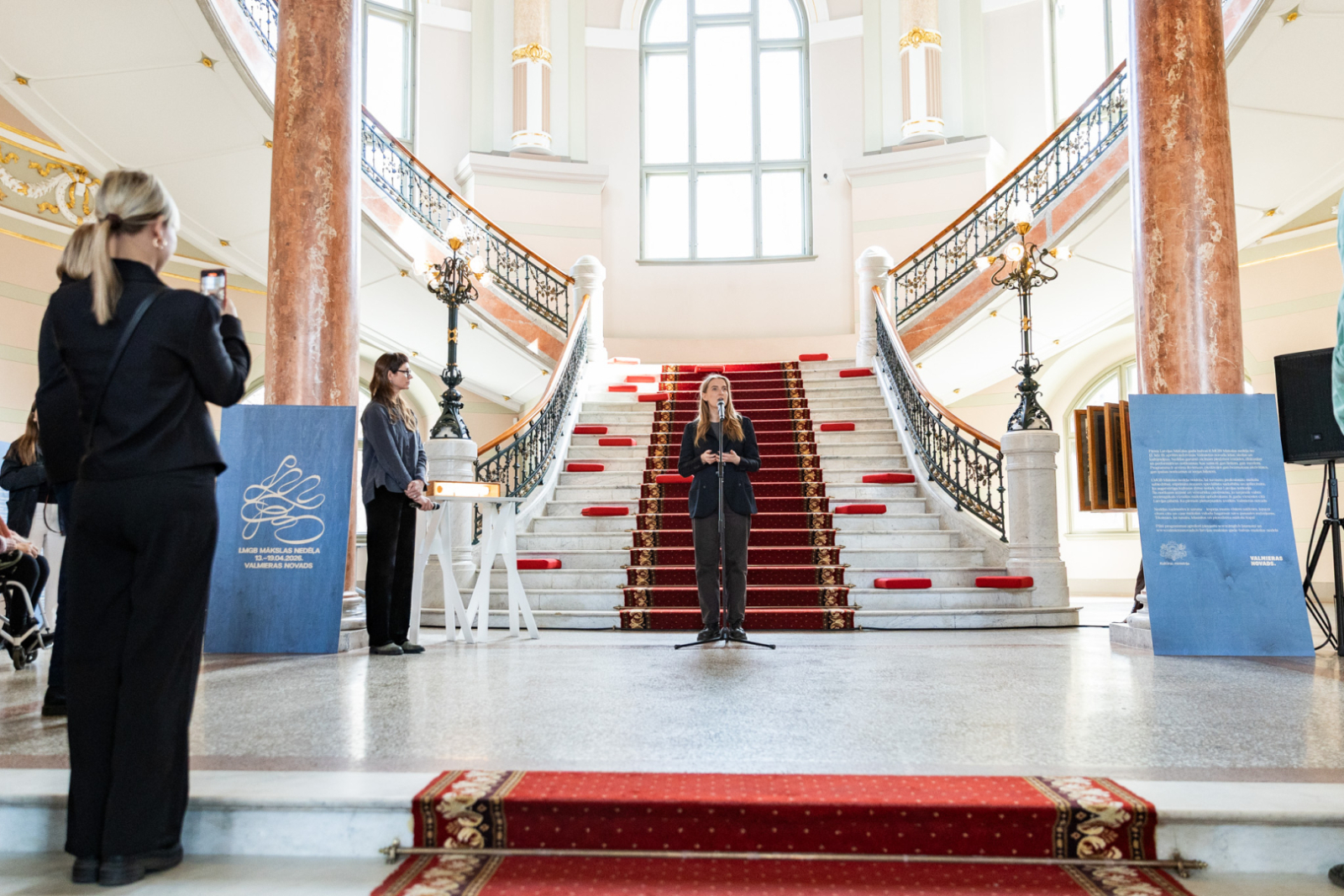 Latvijas Mākslas gada balvas mediju pasākuma norise un apmeklētāji LNMM vestibilā