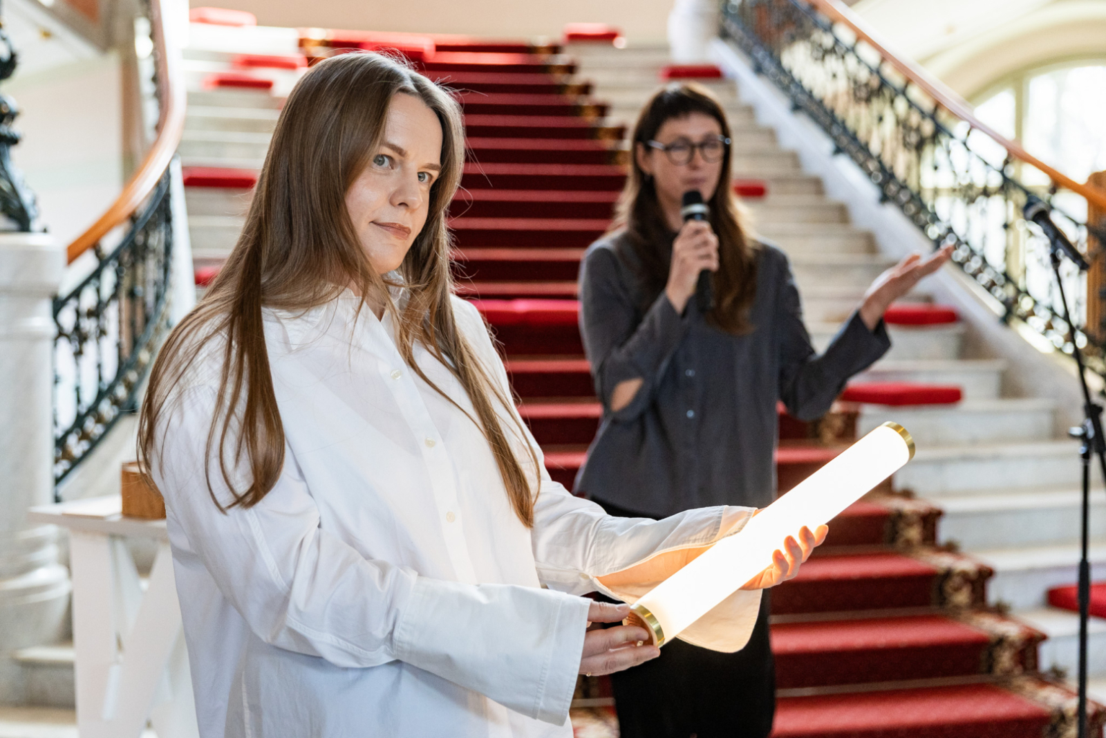 Latvijas Mākslas gada balvas mediju pasākuma norise un apmeklētāji LNMM vestibilā