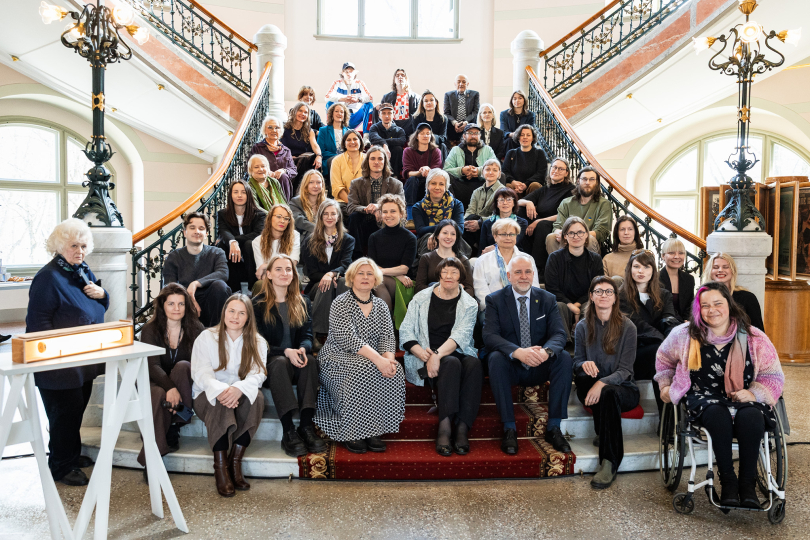 Latvijas Mākslas gada balvas mediju pasākuma norise un apmeklētāji LNMM vestibilā