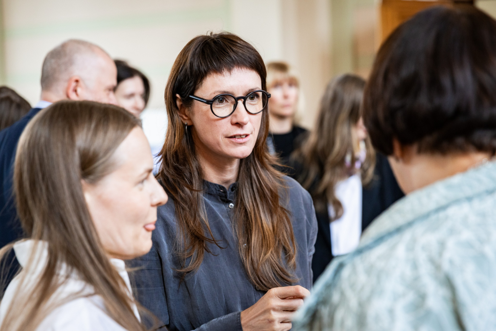 Latvijas Mākslas gada balvas mediju pasākuma norise un apmeklētāji LNMM vestibilā