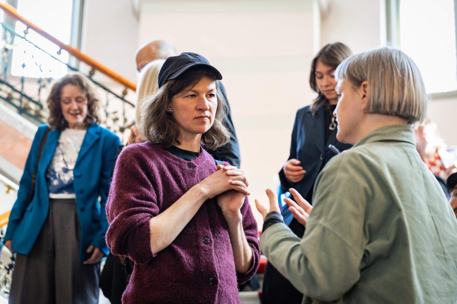 Latvijas Mākslas gada balvas mediju pasākuma norise un apmeklētāji LNMM vestibilā