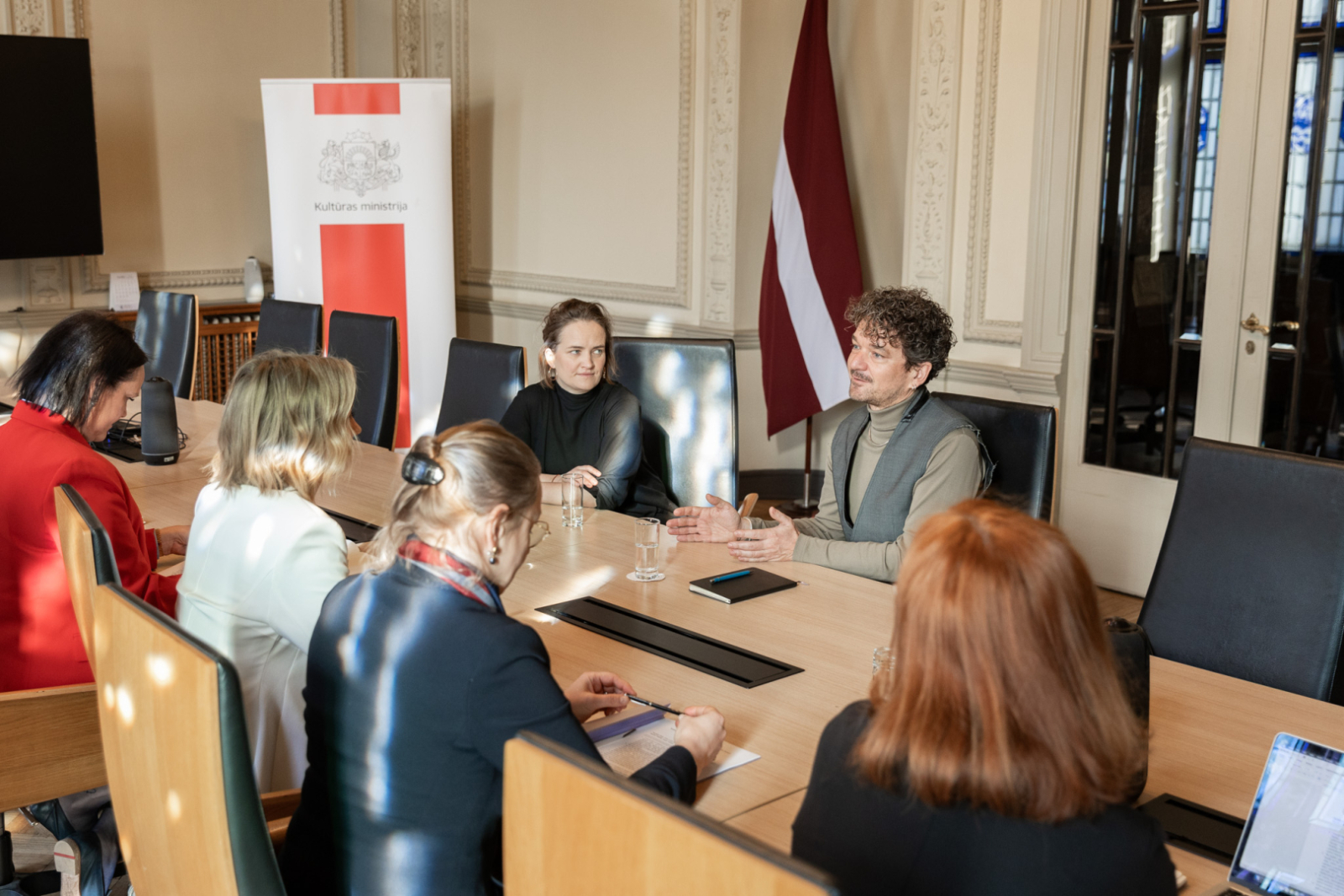 KM pārstāvji un kultūras ministre tiekas ar "Culture Action Europe" ģenerālsekretāru Larsu Ebertu KM Lielajā zālē