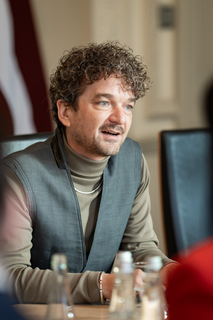 KM pārstāvji un kultūras ministre tiekas ar "Culture Action Europe" ģenerālsekretāru Larsu Ebertu KM Lielajā zālē