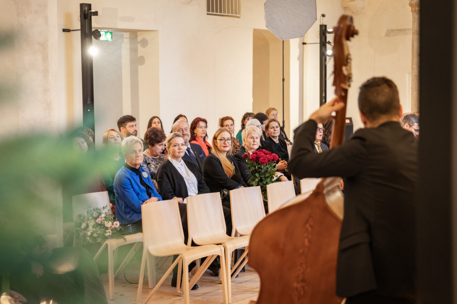 Apmeklētāji Ministru kabineta un Kultūras ministrijas Atzinības rakstu pasniegšanas svinīgā ceremonijā LNVM remtera zālē