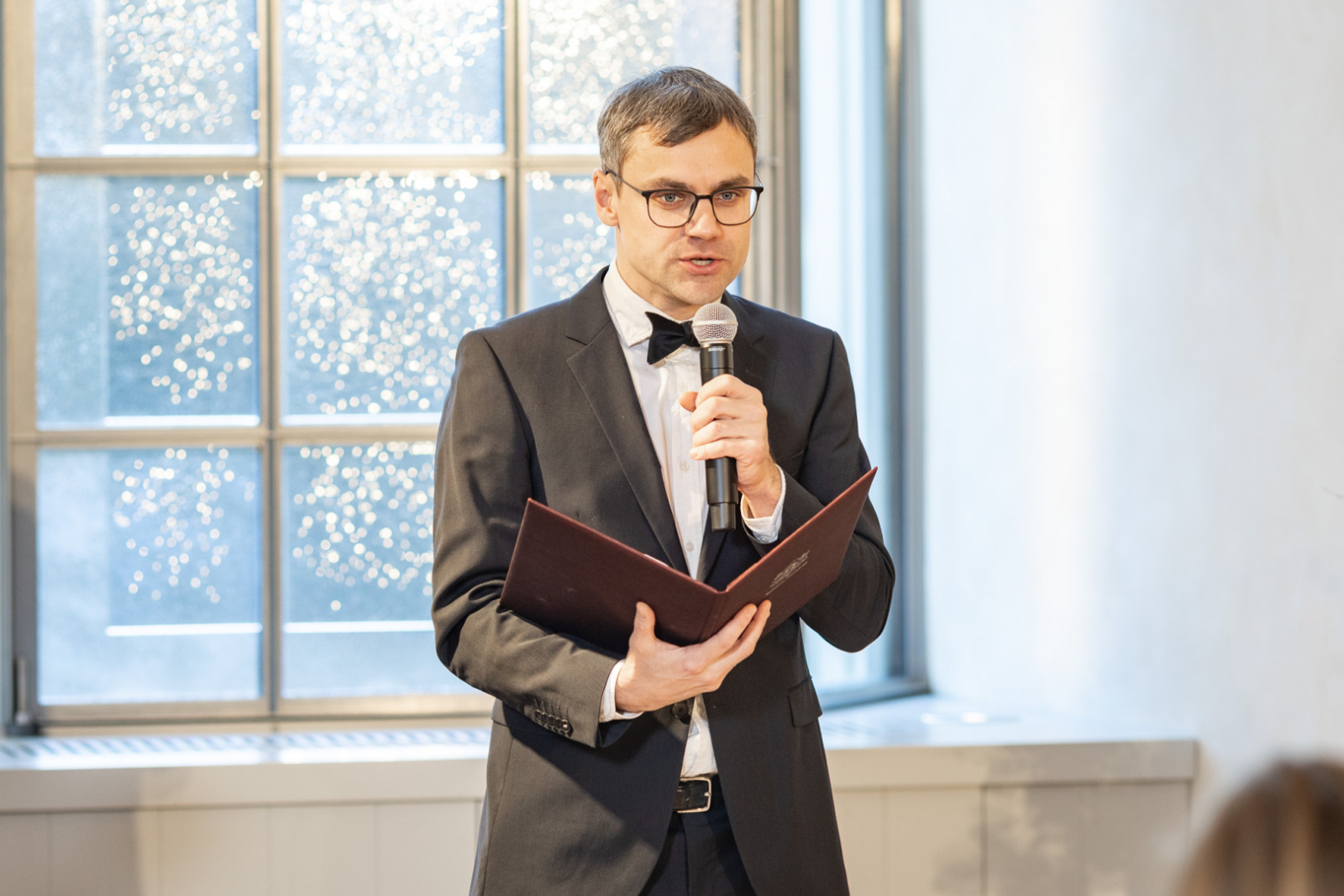 Pasākuma vadītājs Ministru kabineta un Kultūras ministrijas Atzinības rakstu pasniegšanas svinīgā ceremonijā LNVM remtera zālē