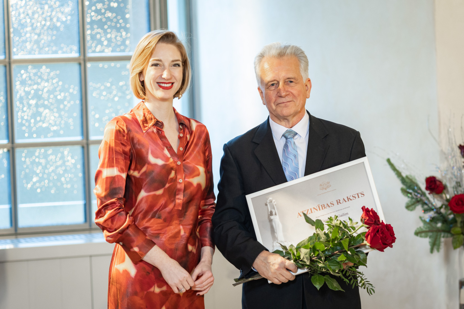 Kultūras ministre Agnese Lāce un MK un KM Atzinības rakstu saņēmēji LNVM remtera zālē