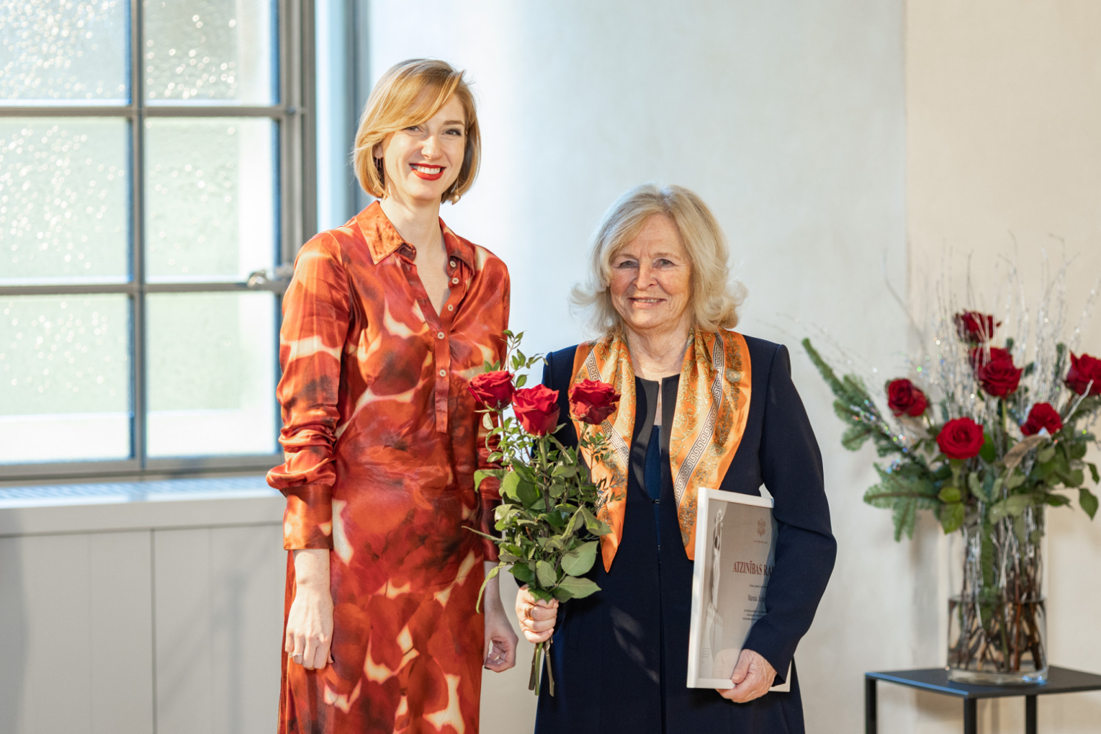 Kultūras ministre Agnese Lāce un MK un KM Atzinības rakstu saņēmēji LNVM remtera zālē