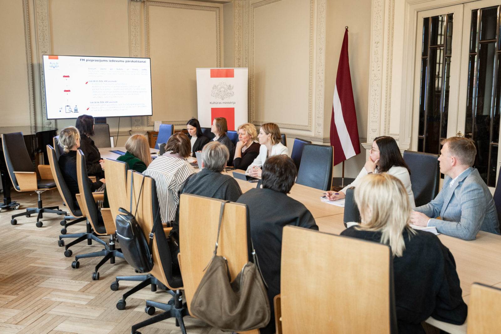 Kultūras ministrijas vadības tikšanās ar biedrības “Laiks kultūrai” pārstāvjiem KM Lielajā zālē