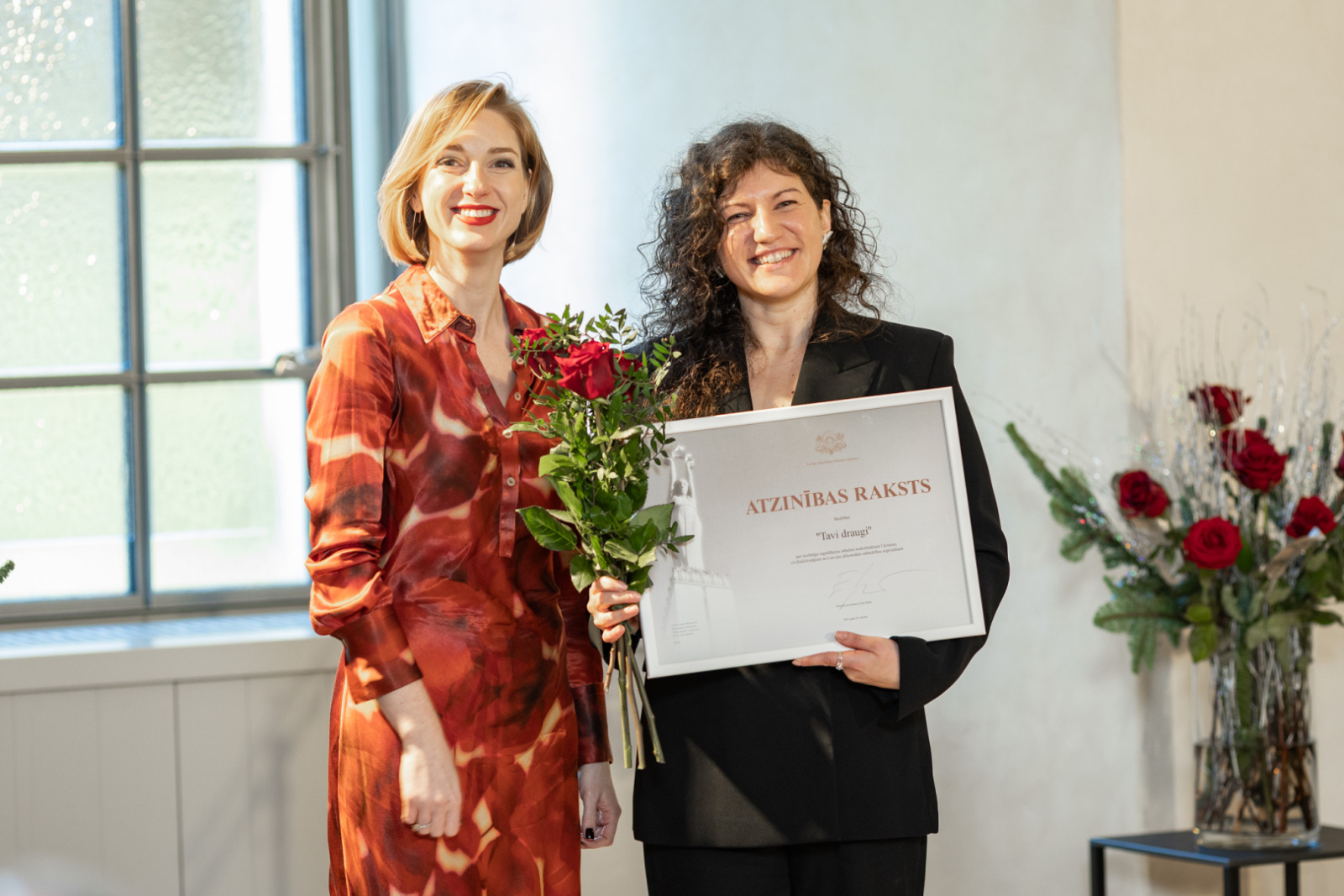 Kultūras ministre Agnese Lāce un MK un KM Atzinības rakstu saņēmēji LNVM remtera zālē