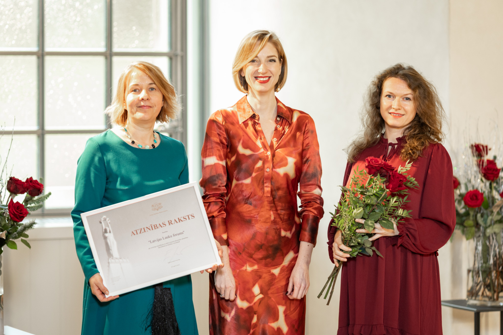 Kultūras ministre Agnese Lāce un MK un KM Atzinības rakstu saņēmēji LNVM remtera zālē