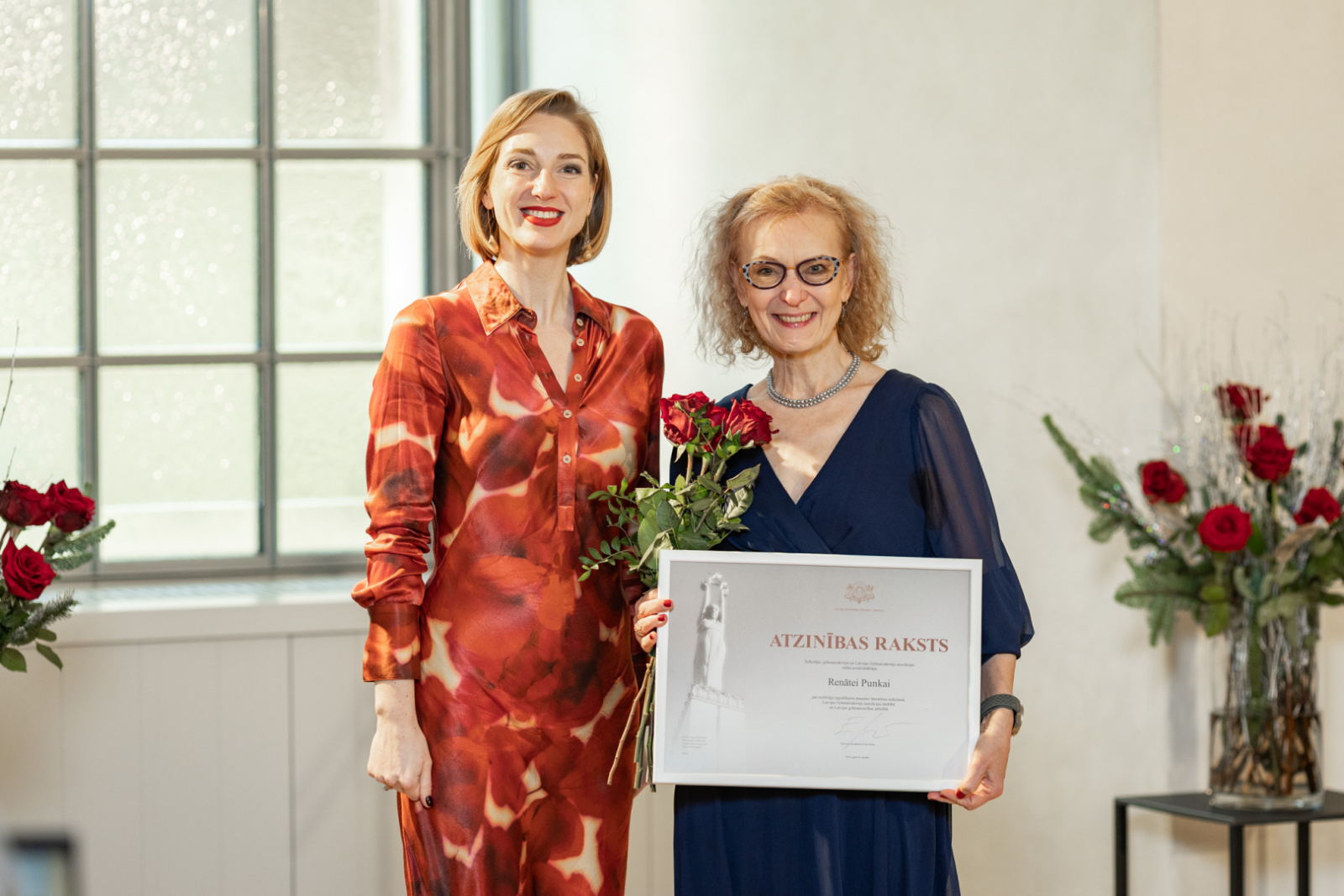 Kultūras ministre Agnese Lāce un MK un KM Atzinības rakstu saņēmēji LNVM remtera zālē